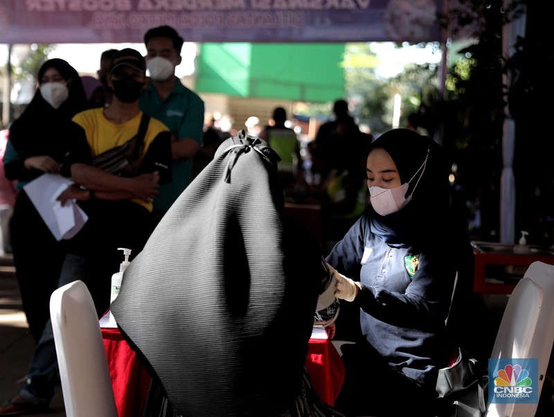 Petugas menyuntikkan vaksin Covid-19 dosis ketiga (booster) di Lobby Pasar Induk Kramat Jati, Jakarta, Rabu, 6 April 2022. (CNBC Indonesia/Muhammad Sabki) Petugas menyuntikkan vaksin Covid-19 dosis ketiga (booster) di Lobby Pasar Induk Kramat Jati, Jakarta, Rabu, 6 April 2022. (CNBC Indonesia/Muhammad Sabki)