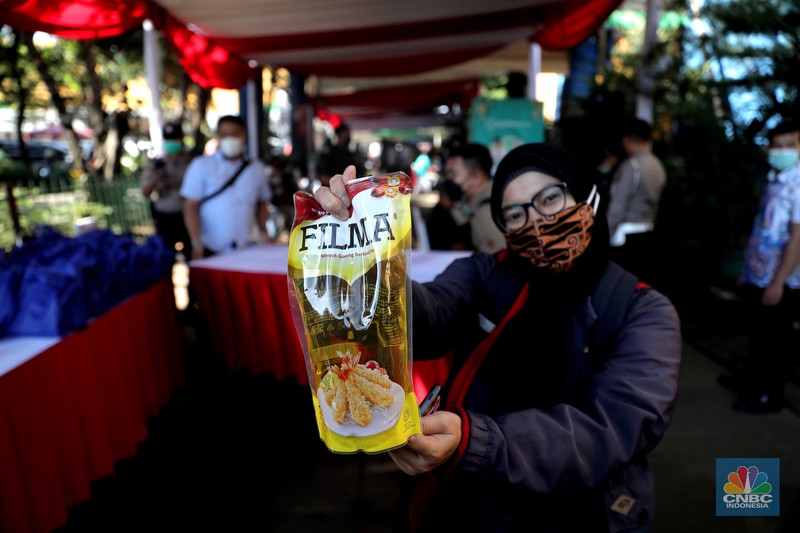 Petugas menyuntikkan vaksin Covid-19 dosis ketiga (booster) di Lobby Pasar Induk Kramat Jati, Jakarta, Rabu, 6 April 2022. (CNBC Indonesia/Muhammad Sabki)