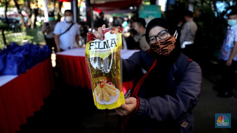 Petugas menyuntikkan vaksin Covid-19 dosis ketiga (booster) di Lobby Pasar Induk Kramat Jati, Jakarta, Rabu, 6 April 2022. (CNBC Indonesia/Muhammad Sabki)