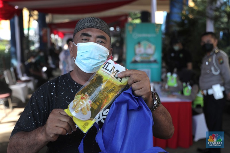 Petugas menyuntikkan vaksin Covid-19 dosis ketiga (booster) di Lobby Pasar Induk Kramat Jati, Jakarta, Rabu, 6 April 2022. (CNBC Indonesia/Muhammad Sabki) Petugas menyuntikkan vaksin Covid-19 dosis ketiga (booster) di Lobby Pasar Induk Kramat Jati, Jakarta, Rabu, 6 April 2022. (CNBC Indonesia/Muhammad Sabki)