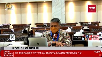 Strategi Perlindungan Konsumen Darwin Cyril di Bursa DK OJK