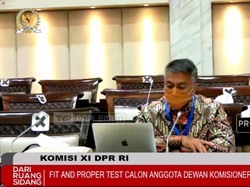 Strategi Perlindungan Konsumen Darwin Cyril di Bursa DK OJK