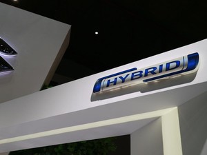 Suzuki Bicara Kemungkinan Jual Mobil Full Hybrid buat Indonesia