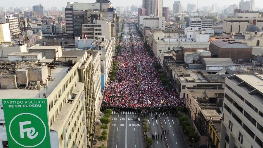 Warga Peru melanjutkan gelombang protes terhadap lonjakan cepat harga bahan bakar dan pupuk yang dipicu oleh invasi Rusia di Ukraina. (REUTERS/ANGELA PONCE)