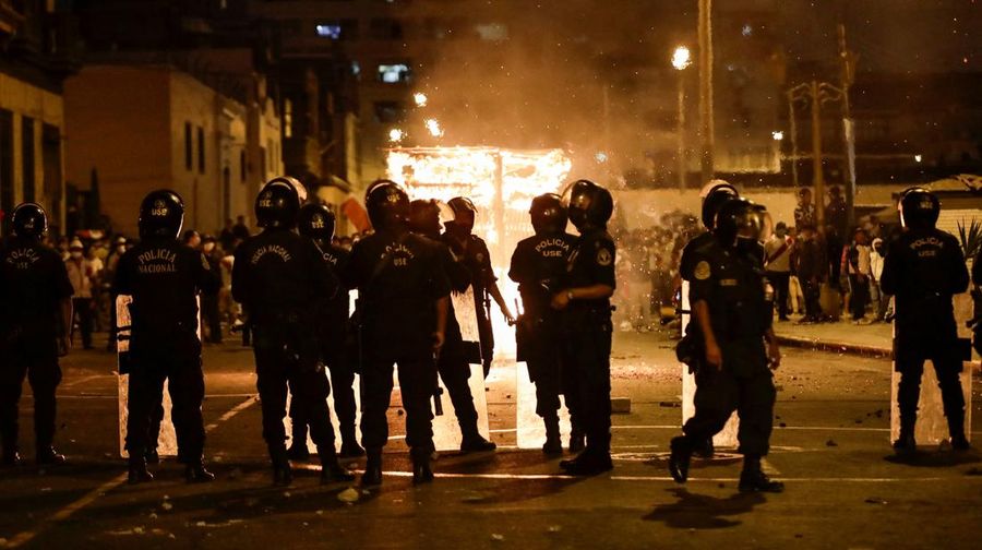 Warga Peru melanjutkan gelombang protes terhadap lonjakan cepat harga bahan bakar dan pupuk yang dipicu oleh invasi Rusia di Ukraina. (REUTERS/ANGELA PONCE)