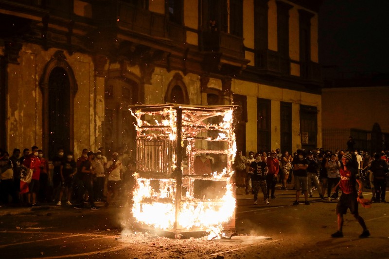 Warga Peru melanjutkan gelombang protes terhadap lonjakan cepat harga bahan bakar dan pupuk yang dipicu oleh invasi Rusia di Ukraina. (REUTERS/ANGELA PONCE)