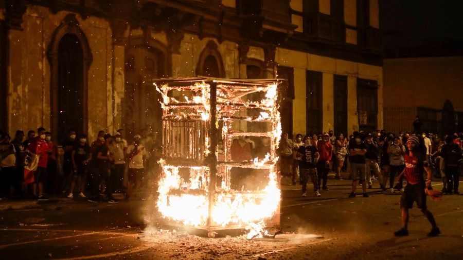 Warga Peru melanjutkan gelombang protes terhadap lonjakan cepat harga bahan bakar dan pupuk yang dipicu oleh invasi Rusia di Ukraina. (REUTERS/ANGELA PONCE)