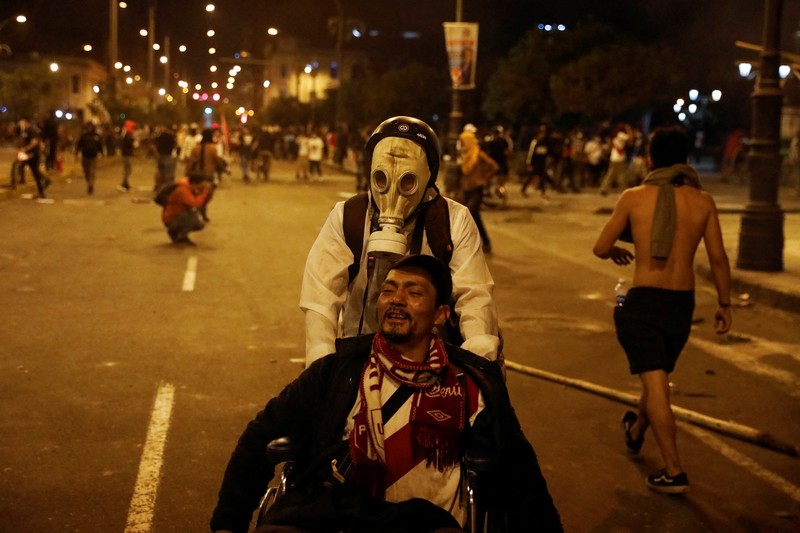 Warga Peru melanjutkan gelombang protes terhadap lonjakan cepat harga bahan bakar dan pupuk yang dipicu oleh invasi Rusia di Ukraina. (REUTERS/ANGELA PONCE)