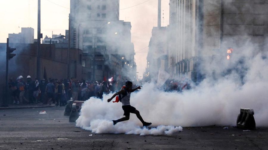 Warga Peru melanjutkan gelombang protes terhadap lonjakan cepat harga bahan bakar dan pupuk yang dipicu oleh invasi Rusia di Ukraina. (REUTERS/ALESSANDRO CINQUE)