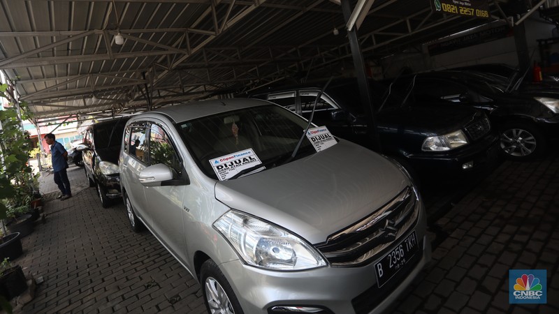 Calon pembeli melihat mobil bekas yang di jual di Showroom Ngawi Jaya Motor, Pamulang, Tangerang Selatan, Kamis (7/4/2022). (CNBC Indonesia/Andrean Kristianto) Calon pembeli melihat mobil bekas yang di jual di Showroom Ngawi Jaya Motor, Pamulang, Tangerang Selatan, Kamis (7/4/2022). (CNBC Indonesia/Andrean Kristianto)