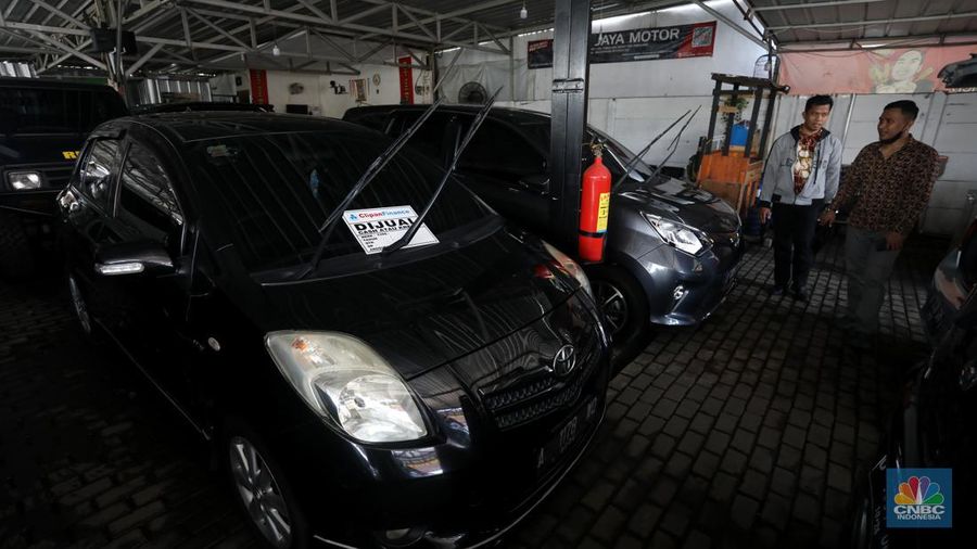 Calon pembeli melihat mobil bekas yang di jual di Showroom Ngawi Jaya Motor, Pamulang, Tangerang Selatan, Kamis (7/4/2022). (վ/Andrean Kristianto)