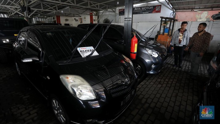 Calon pembeli melihat mobil bekas yang di jual di Showroom Ngawi Jaya Motor, Pamulang, Tangerang Selatan, Kamis (7/4/2022). (CNBC Indonesia/Andrean Kristianto) Calon pembeli melihat mobil bekas yang di jual di Showroom Ngawi Jaya Motor, Pamulang, Tangerang Selatan, Kamis (7/4/2022). (CNBC Indonesia/Andrean Kristianto)