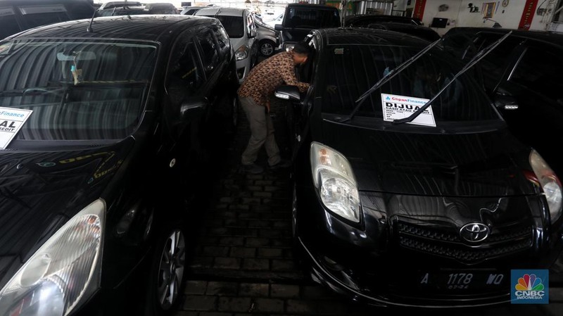 Calon pembeli melihat mobil bekas yang di jual di Showroom Ngawi Jaya Motor, Pamulang, Tangerang Selatan, Kamis (7/4/2022). (CNBC Indonesia/Andrean Kristianto)