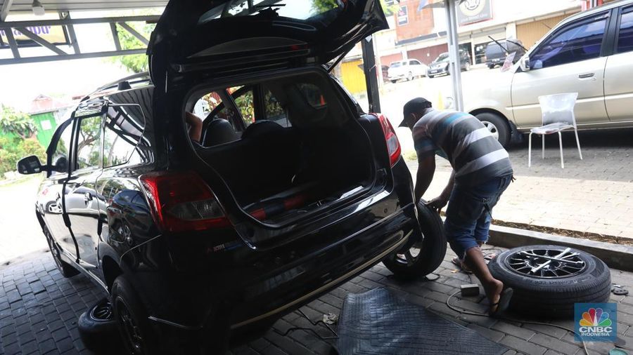 Calon pembeli melihat mobil bekas yang di jual di Showroom Ngawi Jaya Motor, Pamulang, Tangerang Selatan, Kamis (7/4/2022). (CNBC Indonesia/Andrean Kristianto)