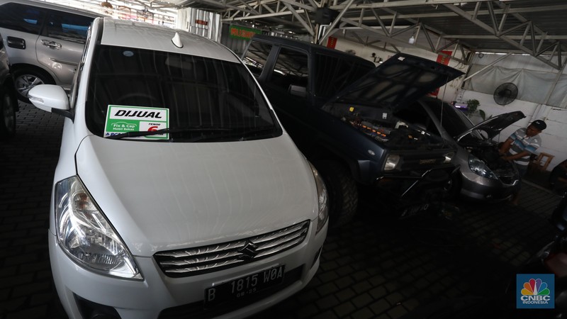Calon pembeli melihat mobil bekas yang di jual di Showroom Ngawi Jaya Motor, Pamulang, Tangerang Selatan, Kamis (7/4/2022). (CNBC Indonesia/Andrean Kristianto) Calon pembeli melihat mobil bekas yang di jual di Showroom Ngawi Jaya Motor, Pamulang, Tangerang Selatan, Kamis (7/4/2022). (CNBC Indonesia/Andrean Kristianto)