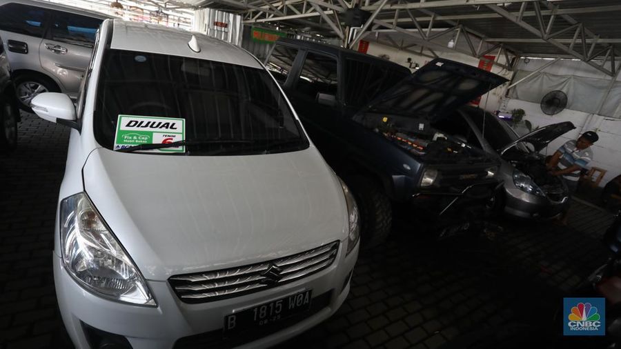 Calon pembeli melihat mobil bekas yang di jual di Showroom Ngawi Jaya Motor, Pamulang, Tangerang Selatan, Kamis (7/4/2022). (CNBC Indonesia/Andrean Kristianto)