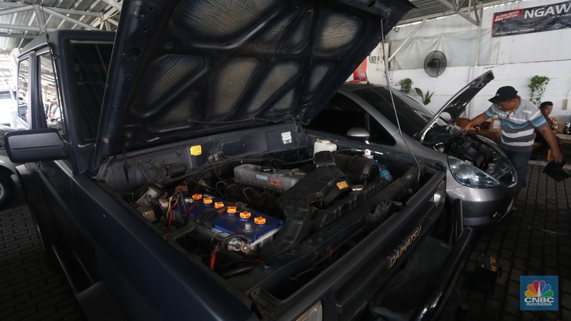 Calon pembeli melihat mobil bekas yang di jual di Showroom Ngawi Jaya Motor, Pamulang, Tangerang Selatan, Kamis (7/4/2022). (CNBC Indonesia/Andrean Kristianto) Calon pembeli melihat mobil bekas yang di jual di Showroom Ngawi Jaya Motor, Pamulang, Tangerang Selatan, Kamis (7/4/2022). (CNBC Indonesia/Andrean Kristianto)