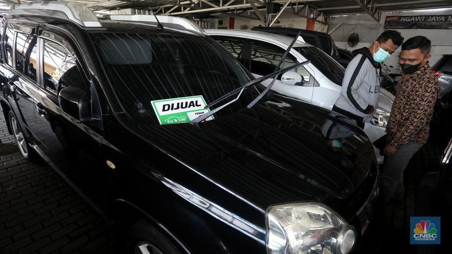 Calon pembeli melihat mobil bekas yang di jual di Showroom Ngawi Jaya Motor, Pamulang, Tangerang Selatan, Kamis (7/4/2022). (CNBC Indonesia/Andrean Kristianto)