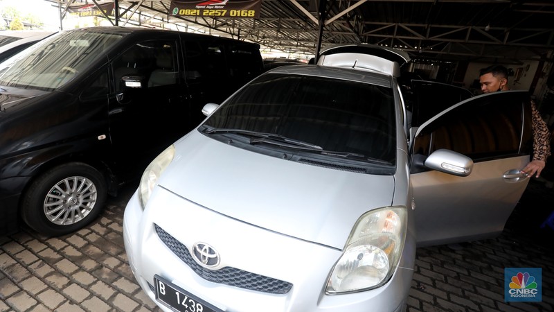 Calon pembeli melihat mobil bekas yang di jual di Showroom Ngawi Jaya Motor, Pamulang, Tangerang Selatan, Kamis (7/4/2022). (CNBC Indonesia/Andrean Kristianto) Calon pembeli melihat mobil bekas yang di jual di Showroom Ngawi Jaya Motor, Pamulang, Tangerang Selatan, Kamis (7/4/2022). (CNBC Indonesia/Andrean Kristianto)