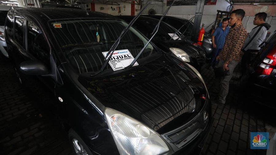 Calon pembeli melihat mobil bekas yang di jual di Showroom Ngawi Jaya Motor, Pamulang, Tangerang Selatan, Kamis (7/4/2022). (²©²ÊÍøÕ¾/Andrean Kristianto)