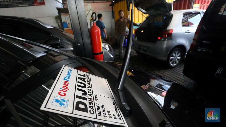 Calon pembeli melihat mobil bekas yang di jual di Showroom Ngawi Jaya Motor, Pamulang, Tangerang Selatan, Kamis (7/4/2022). (CNBC Indonesia/Andrean Kristianto)