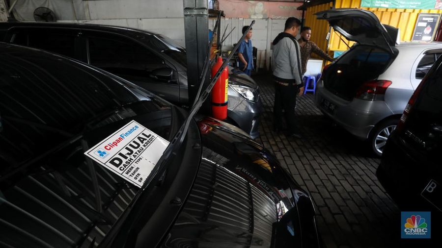Calon pembeli melihat mobil bekas yang di jual di Showroom Ngawi Jaya Motor, Pamulang, Tangerang Selatan, Kamis (7/4/2022). (վ/Andrean Kristianto)