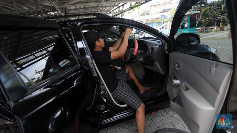 Calon pembeli melihat mobil bekas yang di jual di Showroom Ngawi Jaya Motor, Pamulang, Tangerang Selatan, Kamis (7/4/2022). (CNBC Indonesia/Andrean Kristianto) Calon pembeli melihat mobil bekas yang di jual di Showroom Ngawi Jaya Motor, Pamulang, Tangerang Selatan, Kamis (7/4/2022). (CNBC Indonesia/Andrean Kristianto)