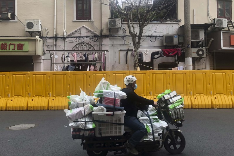 Pembagian logistik untuk warga yang terdampak lokdown di Shanghai, China. (VIA REUTERS/CHINA DAILY) Pembagian logistik untuk warga yang terdampak lokdown di Shanghai, China. (VIA REUTERS/CHINA DAILY)