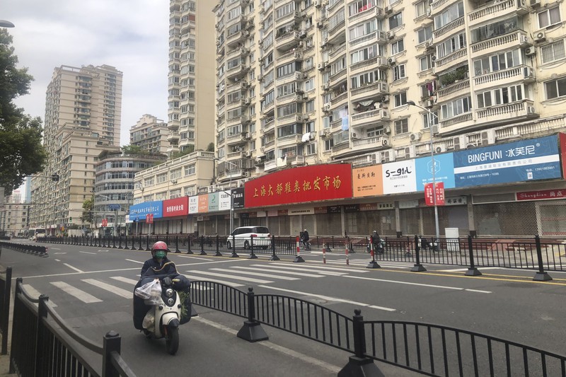 Pembagian logistik untuk warga yang terdampak lokdown di Shanghai, China. (VIA REUTERS/CHINA DAILY) Pembagian logistik untuk warga yang terdampak lokdown di Shanghai, China. (VIA REUTERS/CHINA DAILY)