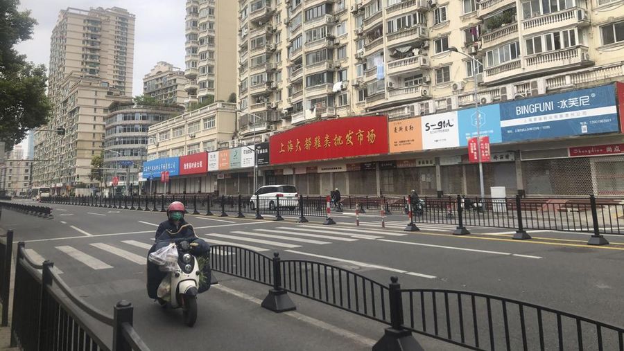 Pembagian logistik untuk warga yang terdampak lokdown di Shanghai, China. (VIA REUTERS/CHINA DAILY)