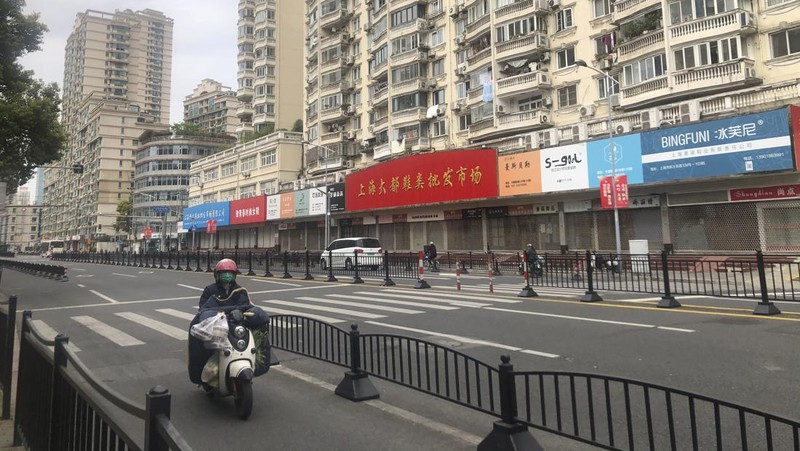 Pembagian logistik untuk warga yang terdampak lokdown di Shanghai, China. (VIA REUTERS/CHINA DAILY)