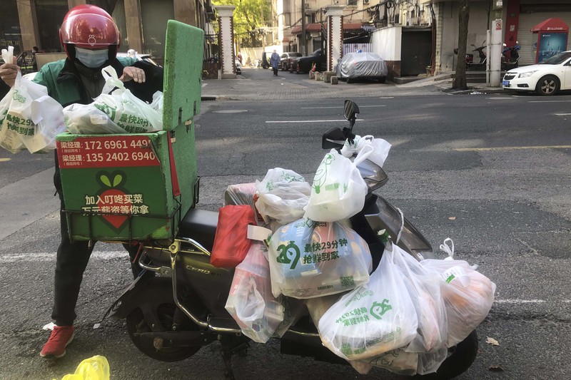 Pembagian logistik untuk warga yang terdampak lokdown di Shanghai, China. (VIA REUTERS/CHINA DAILY)