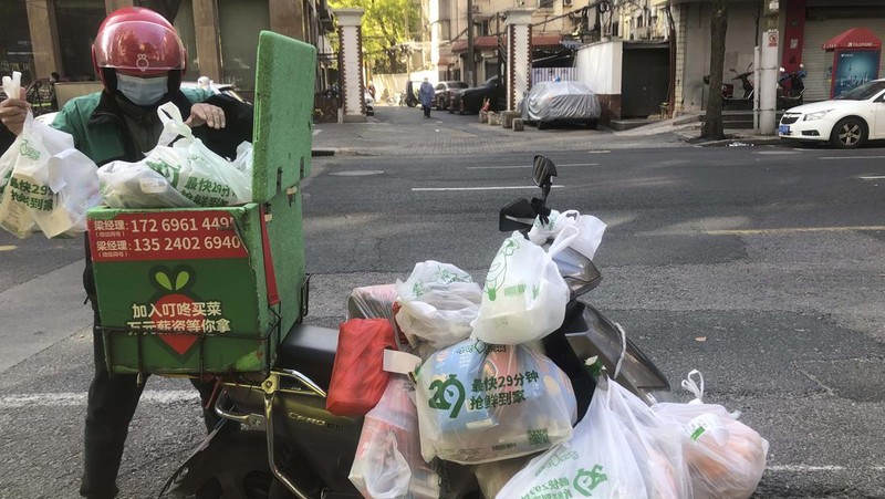 Pembagian logistik untuk warga yang terdampak lokdown di Shanghai, China. (VIA REUTERS/CHINA DAILY)