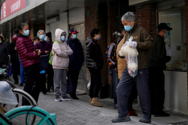 Pembagian logistik untuk warga yang terdampak lokdown di Shanghai, China. (VIA REUTERS/CHINA DAILY)