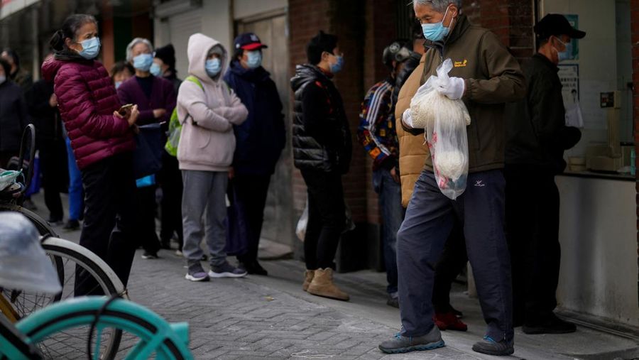 Pembagian logistik untuk warga yang terdampak lokdown di Shanghai, China. (VIA REUTERS/CHINA DAILY)