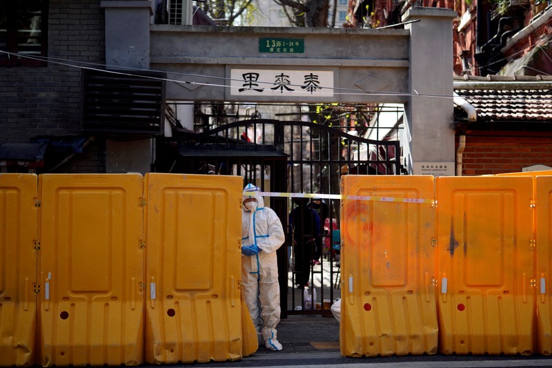 Antrean warga untuk tes covid di Beijing, China. (REUTERS/CARLOS GARCIA RAWLINS)
