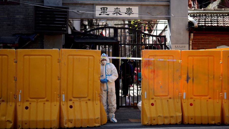 Antrean warga untuk tes covid di Beijing, China. (REUTERS/CARLOS GARCIA RAWLINS)
