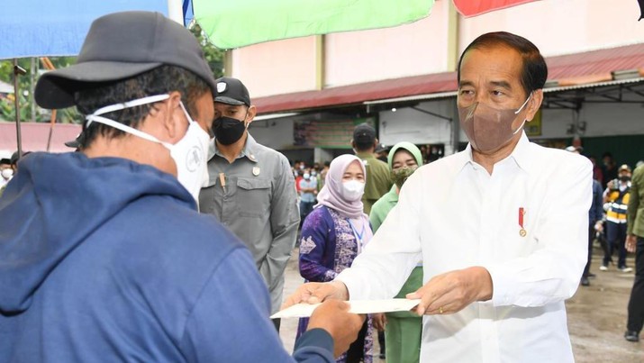 Mengawali kunjungan kerjanya ke Provinsi Jambi, Presiden Joko Widodo memberikan Bantuan Langsung Tunai (BLT) Minyak Goreng kepada sejumlah pedagang kecil dan penerima di Pasar Rakyat Angso Duo Baru, Kota Jambi, Kamis, 7 April 2022. Presiden berharap bantuan tersebut bisa membantu meringankan beban masyarakat. (Dok: Biro Pers Sekretariat Presiden) Mengawali kunjungan kerjanya ke Provinsi Jambi, Presiden Joko Widodo memberikan Bantuan Langsung Tunai (BLT) Minyak Goreng kepada sejumlah pedagang kecil dan penerima di Pasar Rakyat Angso Duo Baru, Kota Jambi, Kamis, 7 April 2022. Presiden berharap bantuan tersebut bisa membantu meringankan beban masyarakat. (Dok: Biro Pers Sekretariat Presiden)