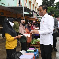 BLT Minyak Goreng Cair Rp 300 Ribu, Boleh Dipakai Beli Beras?