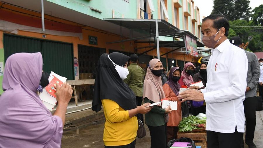 Mengawali kunjungan kerjanya ke Provinsi Jambi, Presiden Joko Widodo memberikan Bantuan Langsung Tunai (BLT) Minyak Goreng kepada sejumlah pedagang kecil dan penerima di Pasar Rakyat Angso Duo Baru, Kota Jambi, Kamis, 7 April 2022. Presiden berharap bantuan tersebut bisa membantu meringankan beban masyarakat. (Dok: Biro Pers Sekretariat Presiden)