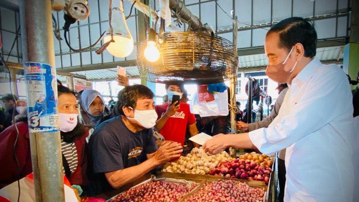 Mengawali kunjungan kerjanya ke Provinsi Jambi, Presiden Joko Widodo memberikan Bantuan Langsung Tunai (BLT) Minyak Goreng kepada sejumlah pedagang kecil dan penerima di Pasar Rakyat Angso Duo Baru, Kota Jambi, Kamis, 7 April 2022. Presiden berharap bantuan tersebut bisa membantu meringankan beban masyarakat. (Dok: Biro Pers Sekretariat Presiden) Mengawali kunjungan kerjanya ke Provinsi Jambi, Presiden Joko Widodo memberikan Bantuan Langsung Tunai (BLT) Minyak Goreng kepada sejumlah pedagang kecil dan penerima di Pasar Rakyat Angso Duo Baru, Kota Jambi, Kamis, 7 April 2022. Presiden berharap bantuan tersebut bisa membantu meringankan beban masyarakat. (Dok: Biro Pers Sekretariat Presiden)
