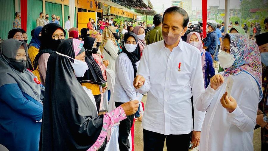 Mengawali kunjungan kerjanya ke Provinsi Jambi, Presiden Joko Widodo memberikan Bantuan Langsung Tunai (BLT) Minyak Goreng kepada sejumlah pedagang kecil dan penerima di Pasar Rakyat Angso Duo Baru, Kota Jambi, Kamis, 7 April 2022. Presiden berharap bantuan tersebut bisa membantu meringankan beban masyarakat. (Dok: Biro Pers Sekretariat Presiden)