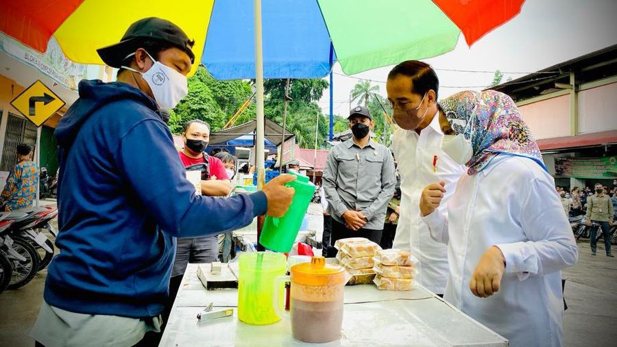 Mengawali kunjungan kerjanya ke Provinsi Jambi, Presiden Joko Widodo memberikan Bantuan Langsung Tunai (BLT) Minyak Goreng kepada sejumlah pedagang kecil dan penerima di Pasar Rakyat Angso Duo Baru, Kota Jambi, Kamis, 7 April 2022. Presiden berharap bantuan tersebut bisa membantu meringankan beban masyarakat. (Dok: Biro Pers Sekretariat Presiden)