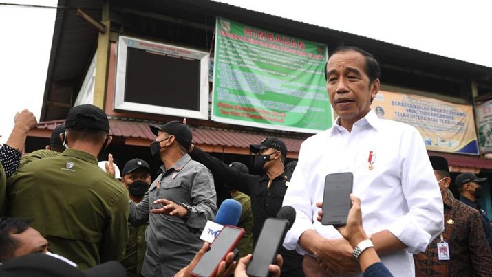 Mengawali kunjungan kerjanya ke Provinsi Jambi, Presiden Joko Widodo memberikan Bantuan Langsung Tunai (BLT) Minyak Goreng kepada sejumlah pedagang kecil dan penerima di Pasar Rakyat Angso Duo Baru, Kota Jambi, Kamis, 7 April 2022. Presiden berharap bantuan tersebut bisa membantu meringankan beban masyarakat. (Dok: Biro Pers Sekretariat Presiden) Mengawali kunjungan kerjanya ke Provinsi Jambi, Presiden Joko Widodo memberikan Bantuan Langsung Tunai (BLT) Minyak Goreng kepada sejumlah pedagang kecil dan penerima di Pasar Rakyat Angso Duo Baru, Kota Jambi, Kamis, 7 April 2022. Presiden berharap bantuan tersebut bisa membantu meringankan beban masyarakat. (Dok: Biro Pers Sekretariat Presiden)