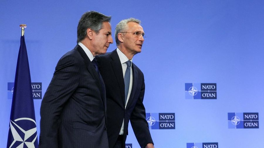 Menteri Luar Negeri AS Antony Blinken bertemu dengan Sekretaris Jenderal NATO Jens Stoltenberg di markas NATO di Brussels, Belgia 6 April 2022. (REUTERS/Evelyn Hockstein/Pool)