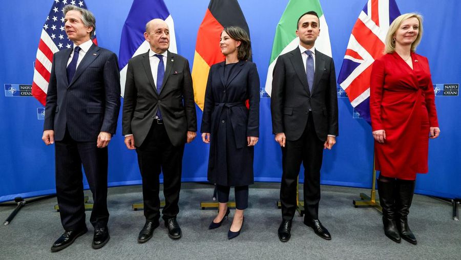 Menteri Luar Negeri AS Antony Blinken, Menteri Luar Negeri Prancis Jean-Yves Le Drian, Menteri Luar Negeri Jerman Annalena Baerbock, Menteri Luar Negeri Italia Luigi Di Maio dan Menteri Luar Negeri Inggris Liz Truss berfoto di markas NATO di Brussels, Belgia 6 April 2022. (REUTERS/Evelyn Hockstein/Kolam renang)