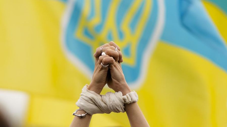 Orang-orang berbaring di tanah untuk melambangkan orang-orang yang tewas dalam perang di Ukraina selama demonstrasi menentang invasi Rusia ke Ukraina, di depan gedung Reichstag di Berlin, Jerman, Rabu, 6 April 2022. (AP/Markus Schreiber)