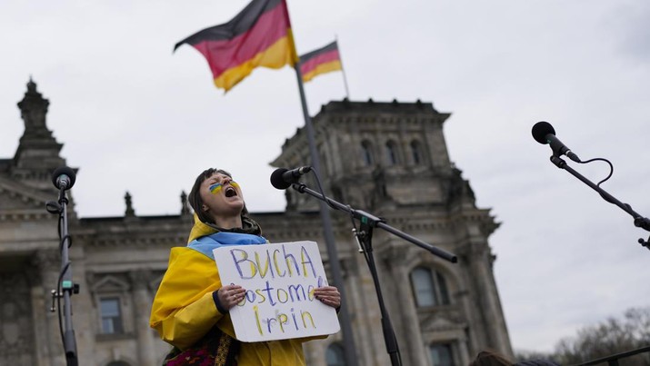 Orang-orang berbaring di tanah untuk melambangkan orang-orang yang tewas dalam perang di Ukraina selama demonstrasi menentang invasi Rusia ke Ukraina, di depan gedung Reichstag di Berlin, Jerman, Rabu, 6 April 2022. (AP/Markus Schreiber) Orang-orang berbaring di tanah untuk melambangkan orang-orang yang tewas dalam perang di Ukraina selama demonstrasi menentang invasi Rusia ke Ukraina, di depan gedung Reichstag di Berlin, Jerman, Rabu, 6 April 2022. (AP/Markus Schreiber)