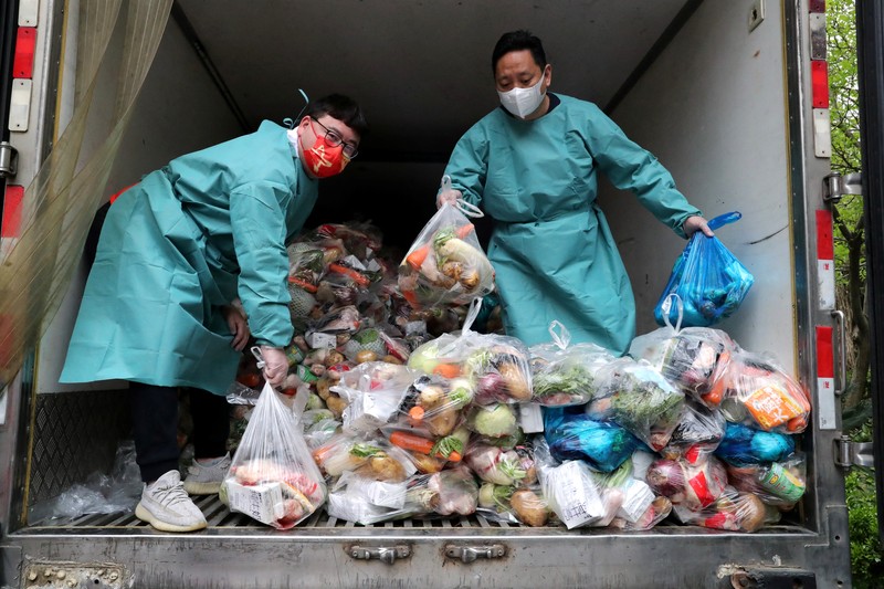 Pembagian logistik untuk warga yang terdampak lokdown di Shanghai, China. (VIA REUTERS/CHINA DAILY)