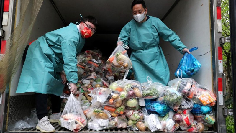 Pembagian logistik untuk warga yang terdampak lokdown di Shanghai, China. (VIA REUTERS/CHINA DAILY)